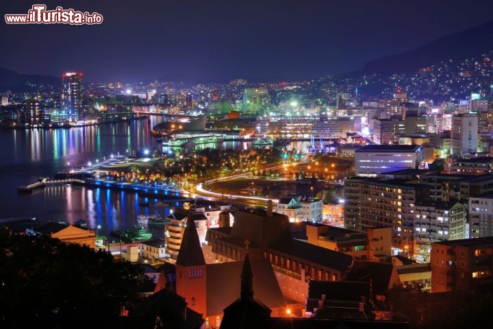 Immagine Skyline della baia di Nagasaki (Giappone) in versione notturna, con migliaia di luci colorate che si specchiano nell'acqua - © SeanPavonePhoto / Shutterstock.com