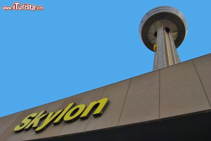 Immagine Skylon Tower, Niagara Falls, Canada: è un simbolo della città sul lato canadese delle cascate. Questa torre, alta 160 metri, è un ottimo punto per osservare il panorama da una prospettiva unica - Foto © Lissandra Melo / Shutterstock.com