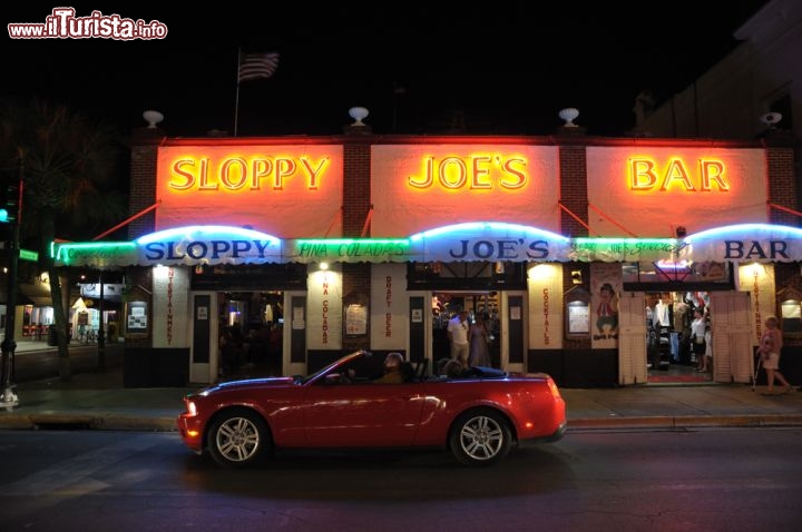 Immagine Sloppy Joe's Bar a Key West, Florida - Se non volete perdervi uno dei luoghi più caratteristici di Key West andate in Duval Street al numero 201 dove si trova lo Sloppy Joe's Bar, una vera e propria istituzione della città, aperto nel lontano 1933 e poi riammodernato con il passare dei decenni. A partire dalle 9 del mattino si può scegliere di gustare la bevanda preferita accompagnata da un piatto della gastronomia locale oppure visitare la boutique dove trovare un'ampia scelta di capi di abbigliamento e tanti altri souvenirs. Fra i clienti abituali di Sloppy Joe's Bar c'era lo scrittore premio Nobel Ernst Hemingway © Philip Lange / Shutterstock.com