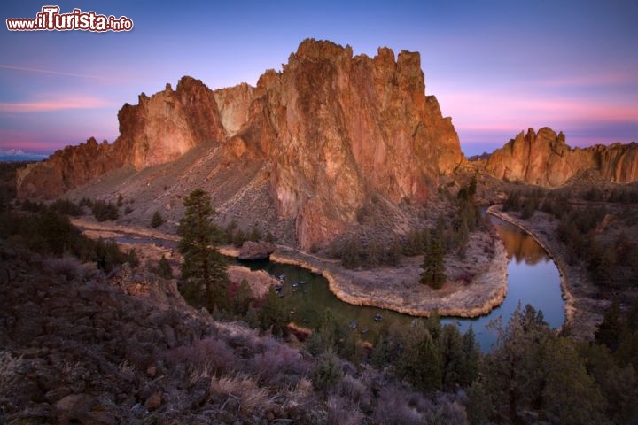 Immagine Una splendida veduta dall'alto del Parco Statale di Smith Rock in Oregon, USA.  E' situato nell'alto deserto centrale dell'Oregon vicino alla comunità di Redmond e Terrebonne. Le sue scogliere di tufo e basalto a picco sono perfette per chi pratica arrampicata. 11864935