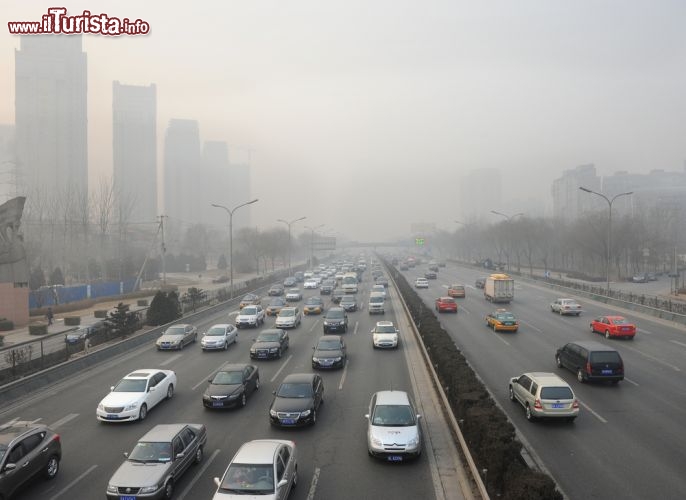 Immagine Lo smog a Pechino, Cina - Una delle principali arterie viarie della capitale cinese avvolta dallo smog. Purtroppo, per via del traffico sempre crescente e delle numerosissime attività lavorative di Pechino, la città soffre sempre più spesso di un forte inquinamento dell'aria tanto che la polizia stradale è costretta ad ordinare agli abitanti di indossare apposite mascherine protettive per non respirare smog quando si esce di casa © Hung Chung Chih / Shutterstock.com