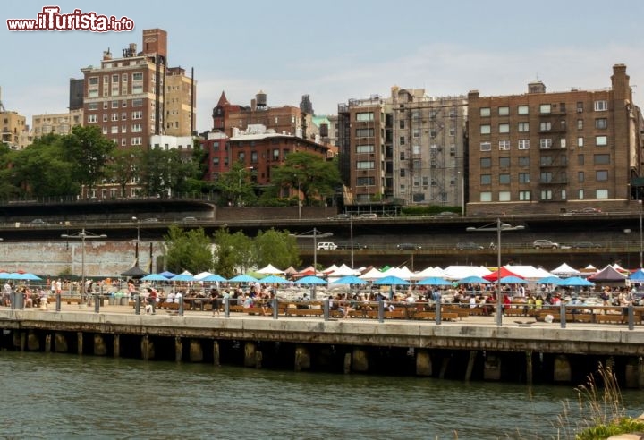 Immagine Smorgasburg Market Williamsburg a New York, Stati Uniti. Il grande mercato all'aperto du Smorgasburg: si tiene ogni sabato e domenica - © Pri Ma / Shutterstock.com