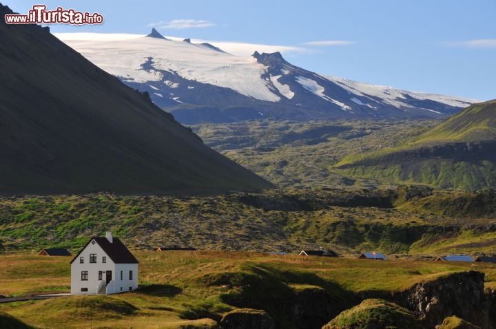 Immagine Peassaggio tipico islandese: siamo nel Snaefellsjokull (Snæfellsjökull) National Park in  Islanda. la montagna sullo sfondo fa parte del gruppo del vulcano Snæfell, per intenderci quello scelto da Jules Verne per il suo Viaggio nel centro della Terra - © Andres Ello / Shutterstock.com