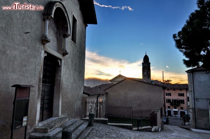 Immagine Soave: panorama dal sagrato della Chiesa di Santa Maria dei Dominicani e sullo sfondo la Parrocchiale di San Lorenzo