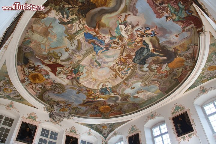 Immagine Soffitto affrescato nella basilica di Weingarten, Germania - A colpire i visitatori è soprattutto il fasto degli arredi e dei decori dell'interno dell'abbazia. In questa immagine, gli affreschi eseguiti sulla volta dal pittore tedesco Cosman Damian Asam attorno alla metà del Settecento: a lasciare senza parole è la ricchezza di particolari e dettagli