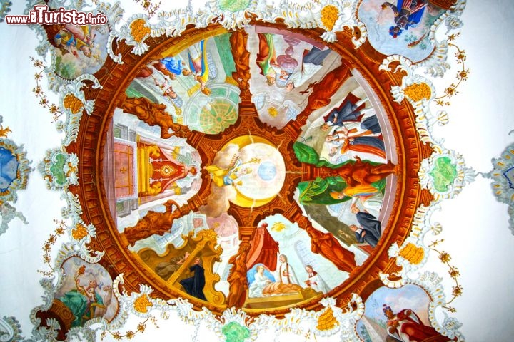 Immagine L'elaborato soffitto affrescato della chiesa ospedale del Santo Spirito (Wieskirche) che si trova nei dintorni di Fussen in Germania (Baviera) - © Igor Plotnikov / Shutterstock.com