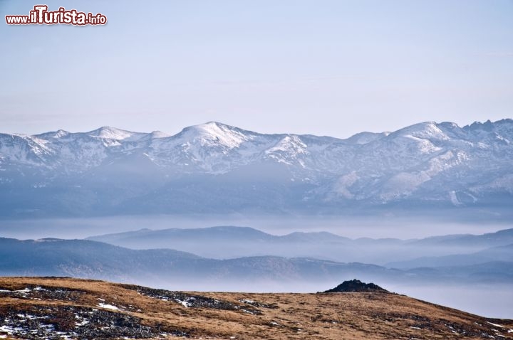 Immagine I monti del Rila, nella foto visti dal Monte Vitosha, sono solo una delle destinazioni naturalistiche intorno a Sofia, capitale della Bulgaria. Una splendida corolla di monti cinge la città, regalando scorci straordinari e offrendo molte possibilità agli escursionisti -  © skyearth / Shutterstock.com