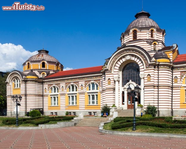 Immagine I bagni minerali di Sofia sono bagni pubblici nel centro della città, fondati all'inizio del Novecento accanto ai vecchi bagni turchi. La tradizione dei bagni pubblici è però ben più antica, risalente al Cinquecento - © Nickolay Stanev / Shutterstock.com