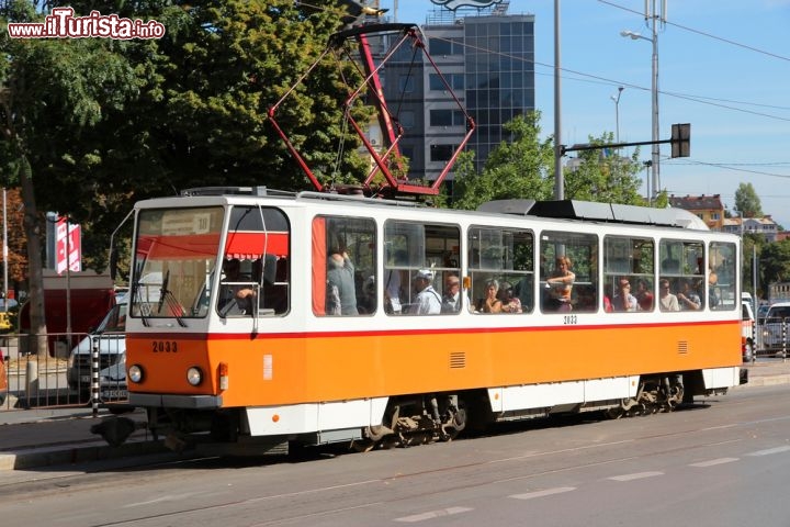 Immagine Per spostarvi nel centro di Sofia potete affidarvi alle vostre gambe, optando per una passeggiata o una visita in bicicletta, ma all'occorrenza gli allegri autobus arancioni sono molto efficienti - © Tupungato / Shutterstock.com