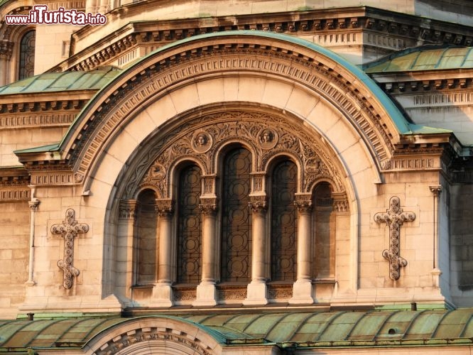 Immagine La cattedrale di Aleksandăr Nevski di Sofia è una chiesa ortodossa, realizzata in stile neo-bizantino a partire dal 1882. Dedicata ai russi caduti nella guerra contro i turchi, è un capolavoro alto 45 m, capace di contenere 5 mila fedeli. Nella foto un particolare dell'esterno - © Stoyanov Alexey / Shutterstock.com