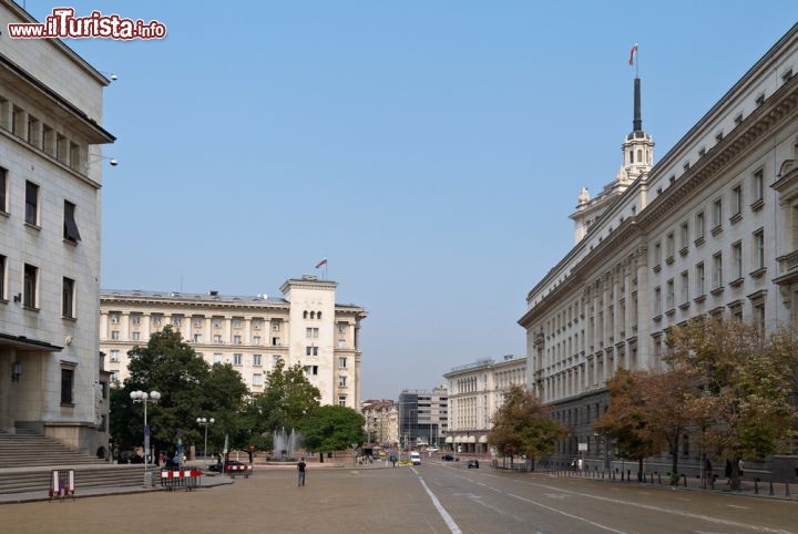 Immagine Le strade e le piazze di Sofia, capitale della Bulgaria, sono a misura d'uomo: il centro si percorre comodamente a piedi e non è difficile cogliere il meglio dei monumenti più belli - © Nikolay Stefanov Dimitrov / Shutterstock.com