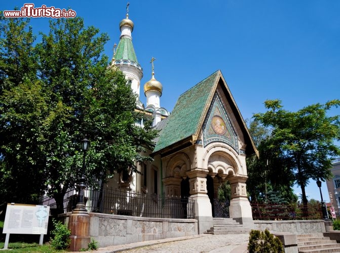 Immagine La chiesa russa di San Nicola, a Sofia (Bulgaria), attira gli sguardi dei turisti col suo esterno variopinto, riccamente decorato, poi li proietta in un'atmosfera solenne all'interno, dove l'ambiente è scuro e austero - © VILevi / Shutterstock.com