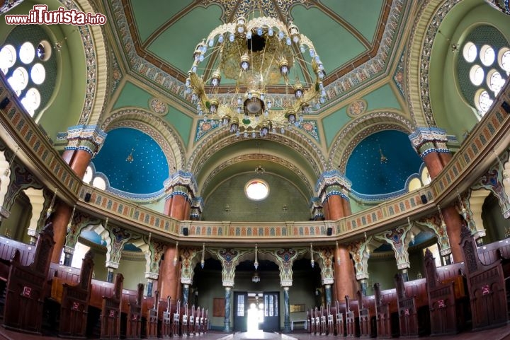 Immagine La Sinagoga di Sofia è la più grande dell'Europa dell'est e la terza più grande d'Europa. Situata nel centro della capitale bulgara, accanto al Mercato Centrale, può ospitare 1300 fedeli. All'interno ammirerete colonne di marmo di Carrara, mosaici veneziani policromi, parti in legno intagliato e un enorme lampadario di 1,7 tonnellate - © Asaf Eliason / Shutterstock.com