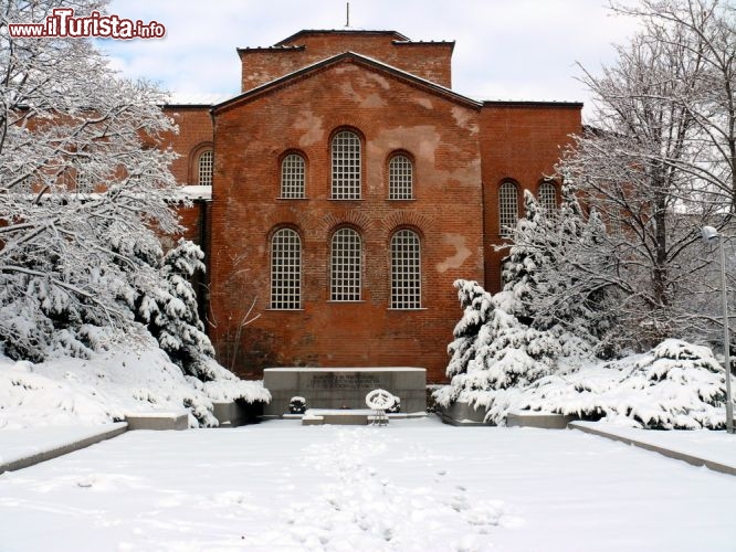 Immagine Con la neve i colori di Sofia diventano ancora più vivi, in contrasto col candore del paesaggio. Le nevicate non sono rare in questa zona della Bulgaria, con inverni frizzanti e pieni di fascino - © Stoyanov Alexey / Shutterstock.com