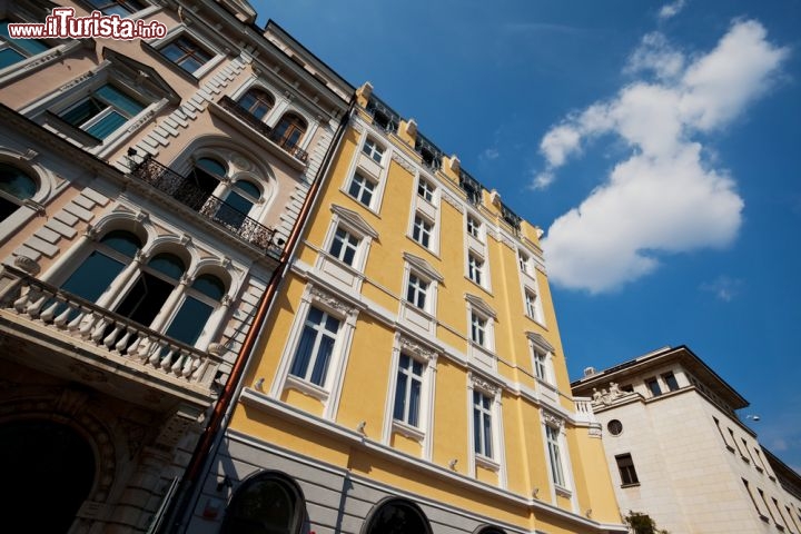 Immagine Nel centro di Sofia i monumenti storici abbondano, ma passeggiando scoprirete anche la bellezza dei palazzi residenziali, con le loro facciate colorate e le decorazioni in marmo - © VILevi / Shutterstock.com