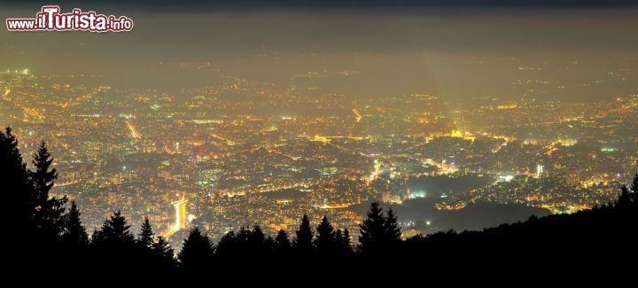 Immagine Di notte Sofia, capitale della Bulgaria, osservata dall'alto del monte Vitosha diventa una romantica distesa di luci - © skyearth / Shutterstock.com