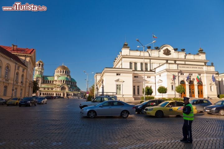 Immagine Il Palazzo del Parlamento e la Cattedrale di Sofia sono a pochi passi di distanza, in un centro storico ricco di monumenti - © Nickolay Stanev / Shutterstock.com