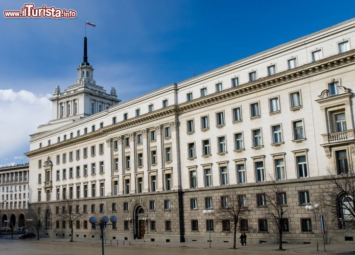Immagine La ex sede del Partito Comunista Bulgaro si trova in Piazza Nezavisimost, nel centro di Sofia, emblematica espressione dell'architettura staliniana - © Emiliya Docheva / Shutterstock.com