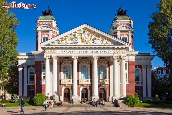 Immagine Il Teatro Ivan Vazov di Sofia è il teatro nazionale della Bulgaria, nonché il più antico e importante del paese. Fondato nel 1904, sorge proprio nel cuore della capitale - © Nickolay Stanev / Shutterstock.com