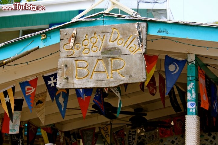 Immagine Il famoso Soggy Dollar Bar a Jost Van Dyke casa dell'originale Painkiller - © Guendalina Buzzanca / thegtraveller.com