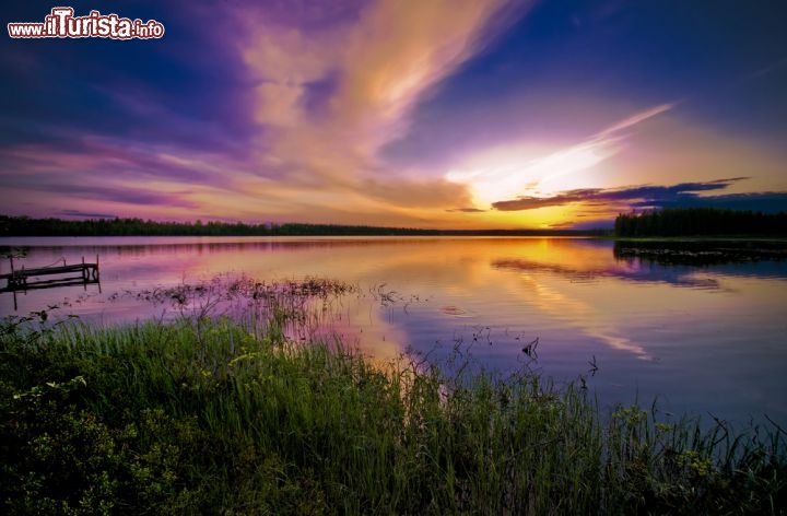 Immagine Sole di mezzanotte nella Lapponia svedese - © Andreas Gradin / Shutterstock.com