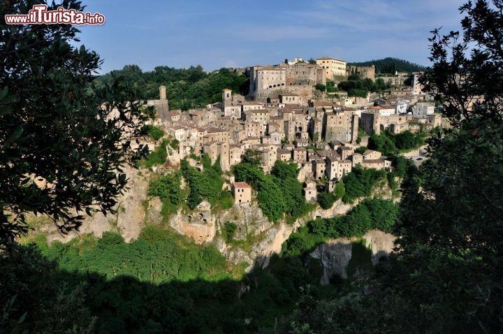 Immagine Sorano al tramonto, fotografato tra le foreste del belvedere di San Rocco