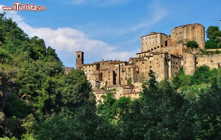 Immagine Sorano è un magnifico borgo sul Tufo, intagliato dal percorso del fiume Lento, e che rimane circondato da foreste di quercie ed altri alberi decidui.