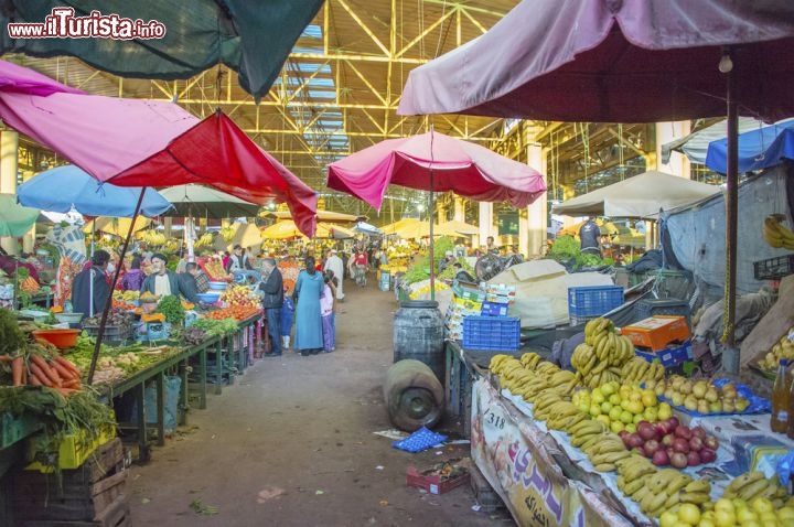 Immagine Souk El Had è il mercato più famoso di Agadir in Marocco. Qui ci troviamo tra i venditori di frutta e verdura  - © The Visual Explorer / Shutterstock.com
