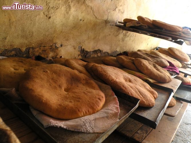 Immagine Souk di Azemmour, Marocco - Passeggiando nel centro storico della città, posta alla foce del fiume Ouem Rbia, non mancono le occasioni per fotografare le botteghe di artigiani e commercianti, come ad esempio questa bancarella colma di grandi focacce