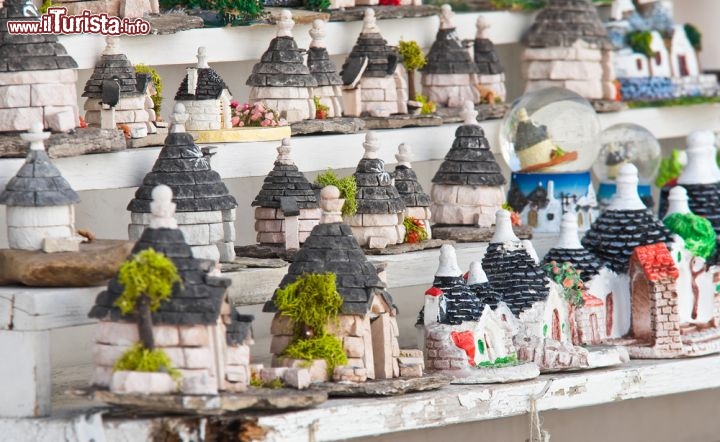 Immagine Souvenir tipici di Alberobello, la celebre città dei trulli si trova in Puglia - © Mi.Ti. / Shutterstock.com