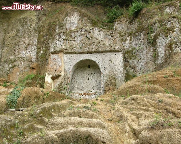 Immagine Tomba della Sirena a Sovana, Toscana. Questa bella sepoltura a edicola, scavata interamente nel tufo, si presenta con una facciata che riproduce una finta porta sormontata da un arco che regge un frontone. Deve il suo nome alla figura femminile che è scolpita proprio nel frontone, immagine che ritrae una duplice coda tipica dei pesci tanto da far pensare ad una sirena. Fa parte della necropoli di Sopraripa e risalirebbe fra la fine del III° e il II° secolo a.C. - © Sidvics - CC BY-SA 3.0 - Wikipedia