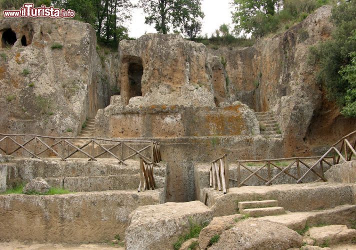 Immagine Tomba Ildebranda a Sovana, Toscana. E' il monumento più famoso della necropoli sovanese e fra i più importanti dell'intera Etruria. Questa tomba, scavata nel 1924 da Gino Rosi, deve il proprio nome a Ildebrando da Sovana, vissuto nell'XI° secolo e divenuto pontefice come Papa Gregorio  VII°. Intagliato direttamente nella roccia tufacea su tre lati, si presenta con una facciata imponente che domina l'intero paesaggio. Vi si accede tramite due scalinate laterali. In origine la tomba era ricoperta da stucchi policromi con colori sgargianti di cui oggi rimane purtroppo ben poco - © Sidvics - CC BY-SA 3.0 - Wikipedia