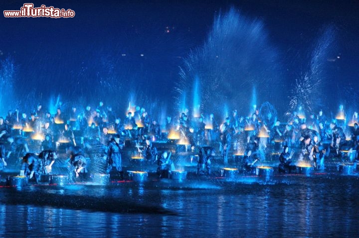 Immagine Spettacolo serale ad Hangzhou, sul lago dell'Ovest in Cina. Questi spettacolari eventi che raccontano la storia del luogo vengono chiamati "Impression West Lake" e godono della regia di Mr Zhang Yimou, colui che impressionò il mondo con la cerimonia d'apertura dei Giochi Olimpici di Pechino 2008