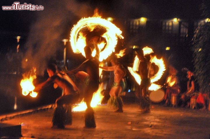 Immagine Spettacolo di danza polinesiana, con guerrieri che manegiano torce infuocate, all'hotel Intercontinental