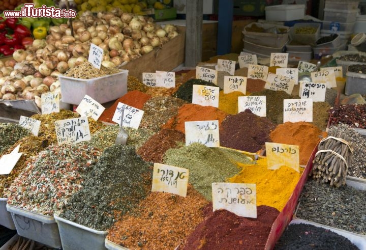 Immagine A Tel Aviv (Israele) ci sono molti mercati. Nell'immagine spezie colorate al Shuk HaCarmel, o Mercato del Carmelo, situato prevalentemente lungo Carmel Street, che vende soprattutto generi alimentari ma anche pezzi d'arte e d'artigianato, abbigliamento e gioielli - © posztos / Shutterstock.com