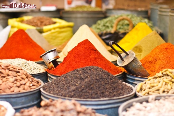 Immagine Spezie in una bancarella del mercato di Fes in Marocco, dentro alla grande e labirintica Medina - © dp Photography / Shutterstock.com