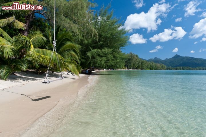 Immagine Spiagga bianca a Kho Chang, nel mare cristallino della Thailandia - © Padsaworn / Shutterstock.com