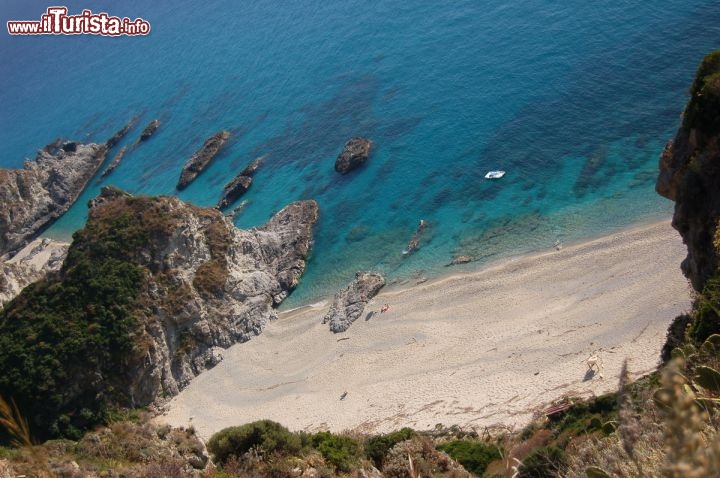 Immagine Le famose spiagge di Capo Vaticano si trovano vicino a Tropea in Calabria. Ideali per lo snorkeling sono famose per le scogliere a picco, da dove si gode di un magnifico panorama