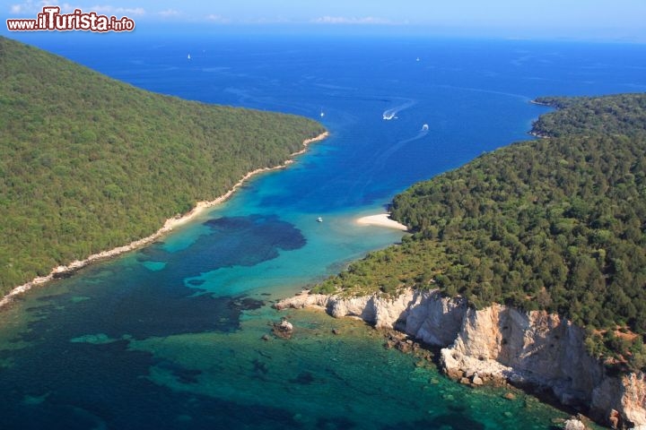 Immagine Spiagge a Sivota, lungo il cristallino mare di Igoumenitsa,sulle coste dell'Epiro in Grecia - © Netfalls - Remy Musser / Shutterstock.com