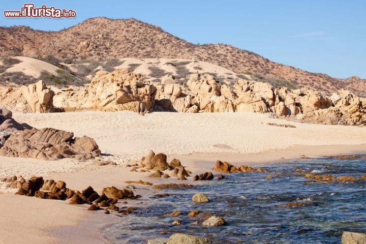 Immagine Spiagge e montagne nei pressi di Cabo San Lucas, in Messico all'estremità della punta della penisola della Bassa California - © Ruth Peterkin / Shutterstock.com