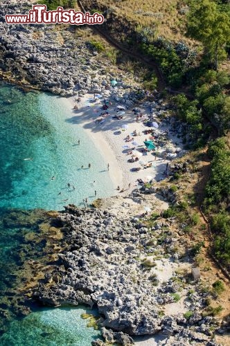 Immagine Alcune spiaggette lungo il percorso del trekking nella Riserva dello Zingaro, in Sicilia  - © luigi nifosi / Shutterstock.com