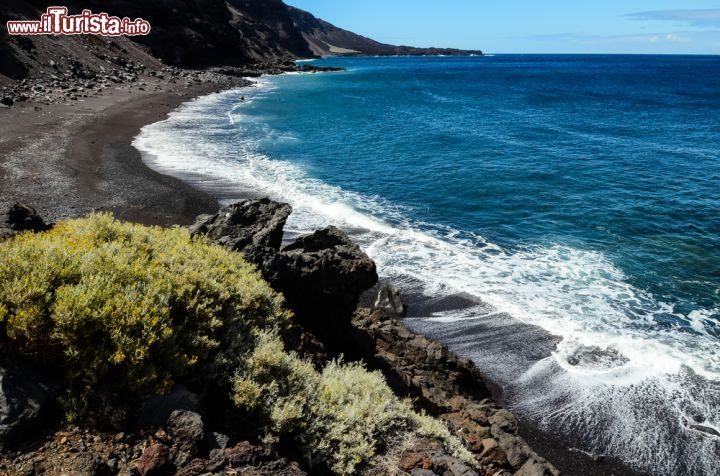 Immagine Le selvagge spiagge vulcaniche di El Hierro, Isole Canarie - © underworld / Shutterstock.com