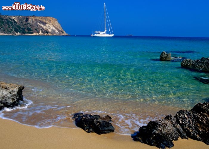 Immagine Una delle tante spiaggia di Zante (Zacinto), una delle più belle isole Ioniche della Grecia - © P Phillips / Shutterstock.com