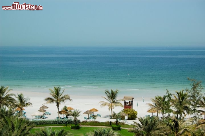 Immagine La bianca spiaggia di Ajman: ci troviamo nel mare degli Emirati Arabi Uniti, appena a nord-est di Dubai - © slava296 / Shutterstock.com