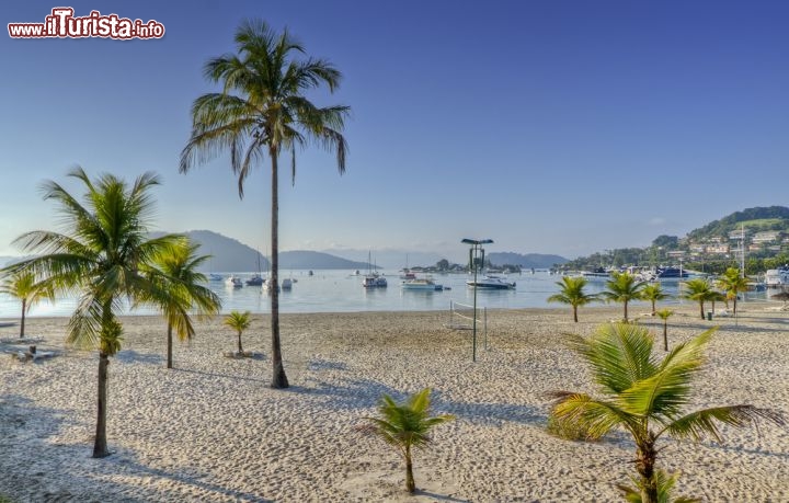 Immagine La spiaggia di Angra Dos Reis, Brasile, fotografata al mattino presto - © AJancso / Shutterstock.com