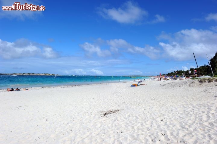 Immagine Spiaggia di Baie Orientale a Saint-Martin, territorio d'oltremare della Francia - © Stephanie Rousseau / Shutterstock.com