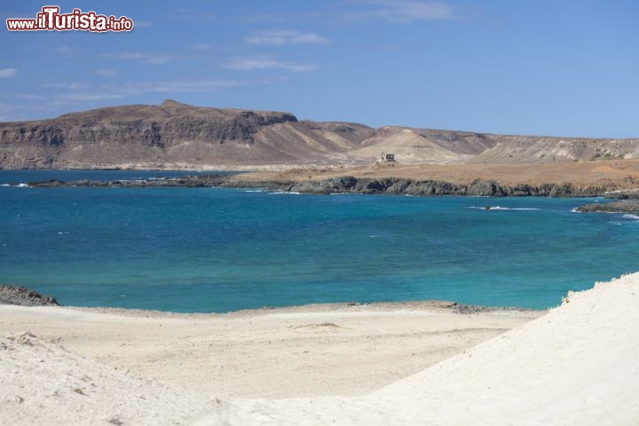 Immagine Una bella spiaggia a Boa Vista, isole di Capo Verde. Quest'isola, assieme a quella di Sal, specie nella sua parte sud, è considerata la migliore per chi vuole fare una vacanza di mare godendo dei grandi arenili solitari e del clima secco - © Sabino Parente/ Shutterstock.com