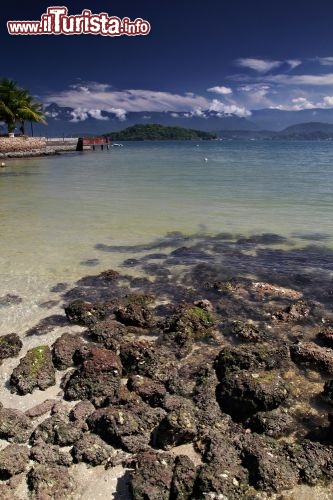 Immagine Una spiaggia ad Angra dos Reis in Brasile, nello stato di  Rio de Janeiro - © Luiz Antonio da Silva / Shutterstock.com