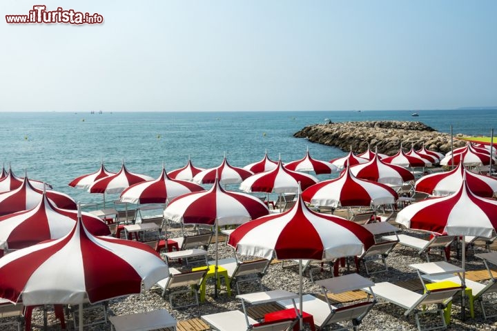 Immagine La spiaggia di Cagnes-sur-mer in Francia: come molti lidi della Costa Azzurra, anche qui c'è prevalenza di cittoli sulle sabbie, più presenti al largo, in acqua - © Claudio Giovanni Colombo / Shutterstock.com