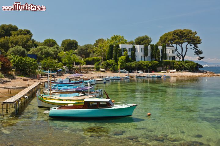 Immagine Litorale a Cap d'Antibes, Francia - Piccole insenature e spiagge tranquille di Cap d'Antibes permettono a chi preferisce allontanarsi dalle folle di turisti e dal rumore di Antibes e Juan Les Pins di godersi il relax del Mediterraneo © StevanZZ / Shutterstock.com